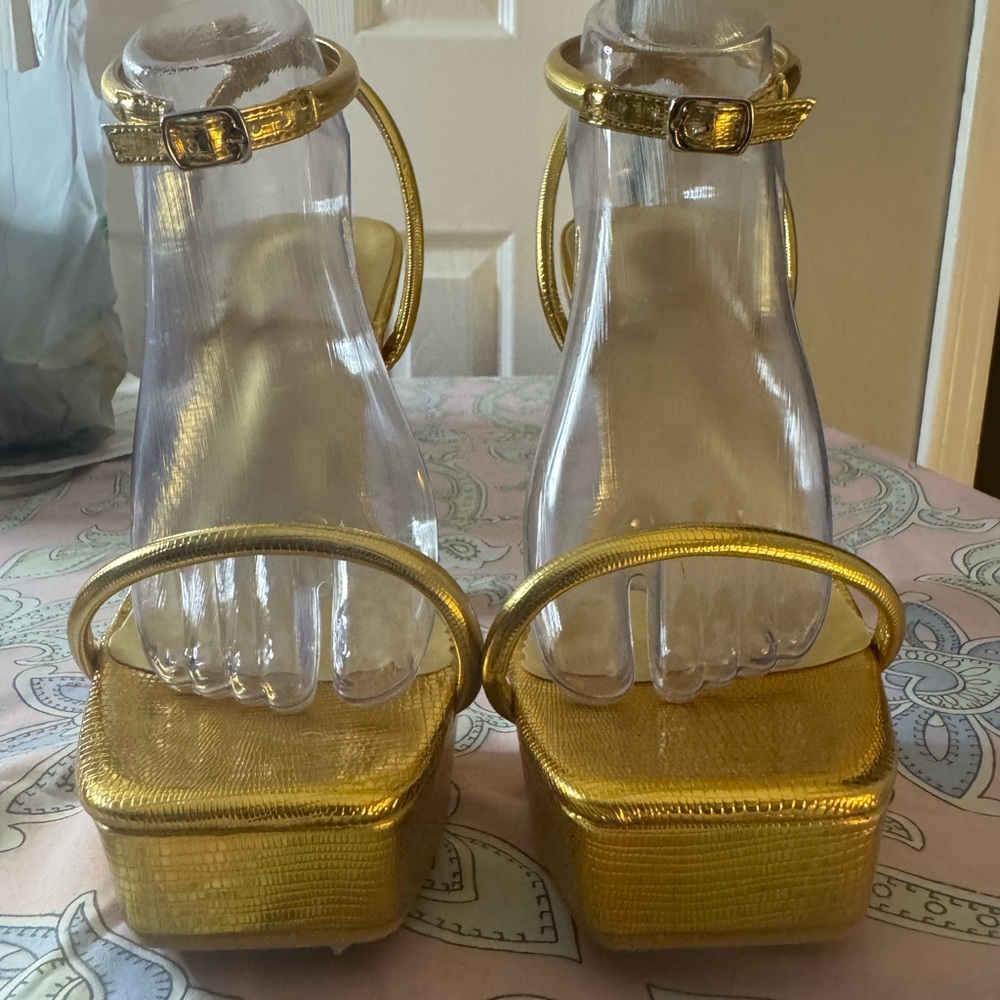 NWOT Elegant Gold Platform Heels no box - Picture 2 of 6